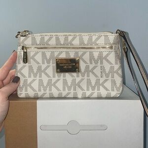 Michael kors clutch